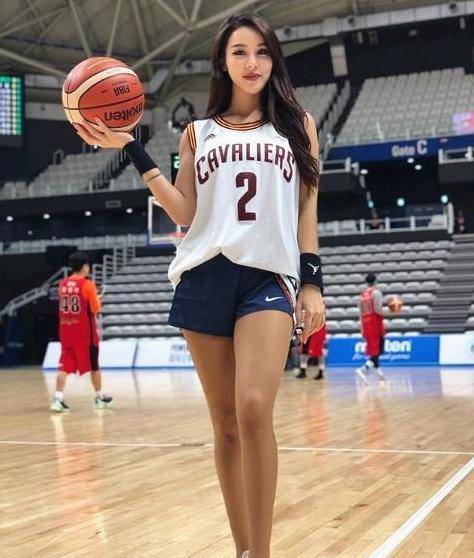 40岁韩国健身女神找了个小12岁的老公,两人看着像母子_李恩碧