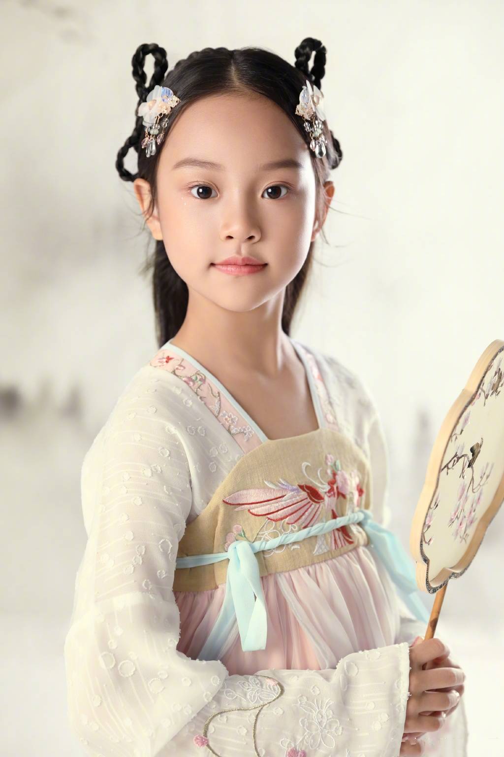 甜馨生日派对现场曝光,蛋糕上的祝福语引猜测,暗示贾乃亮李小璐真实