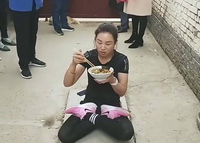 大衣哥家被陌生女子堵门打坐端碗吃饭场面夸张