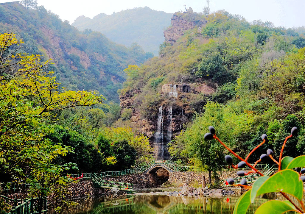 伊川八大景之一鹤鸣峡风景区奇险俊秀重阳节又增热气球