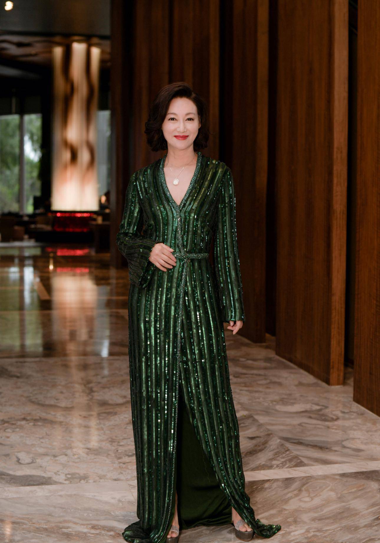 惠英红才是不老女神!波波头配一字领亮片裙,60岁依旧引领时尚_女生