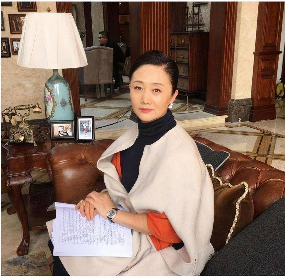 54岁"令妃"娟子风韵不减,大衣搭围巾温柔大气,照穿时髦优雅