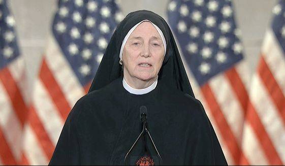 美国修女现身特朗普竞选集会 称其为史上最坚定的"反堕胎总统"_手机