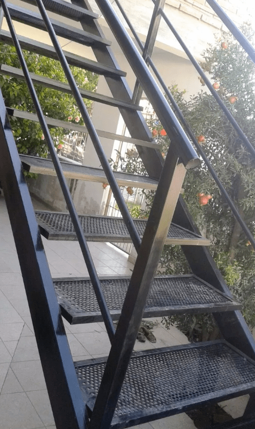 买了复式楼不现浇楼梯搭建悬空钢网楼梯邻居上下楼心都悬着