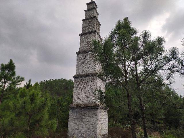 图为焕然一新的一峰塔,拍摄于一峰山脉.