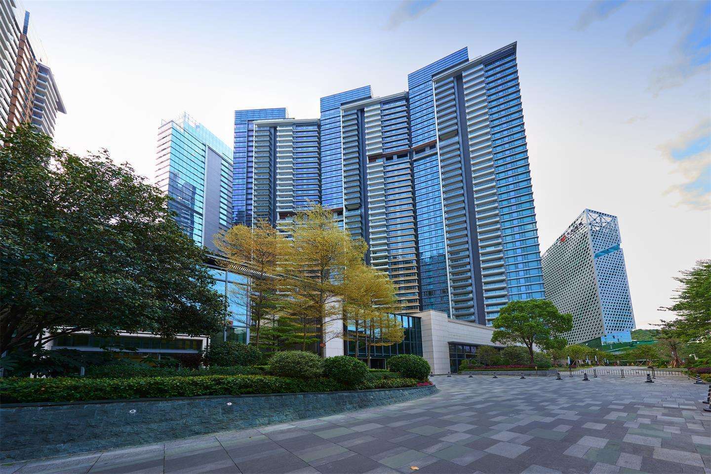 亚洲首富送给弟弟150亿,弟弟25年没花一分钱,原因让人啼笑皆非