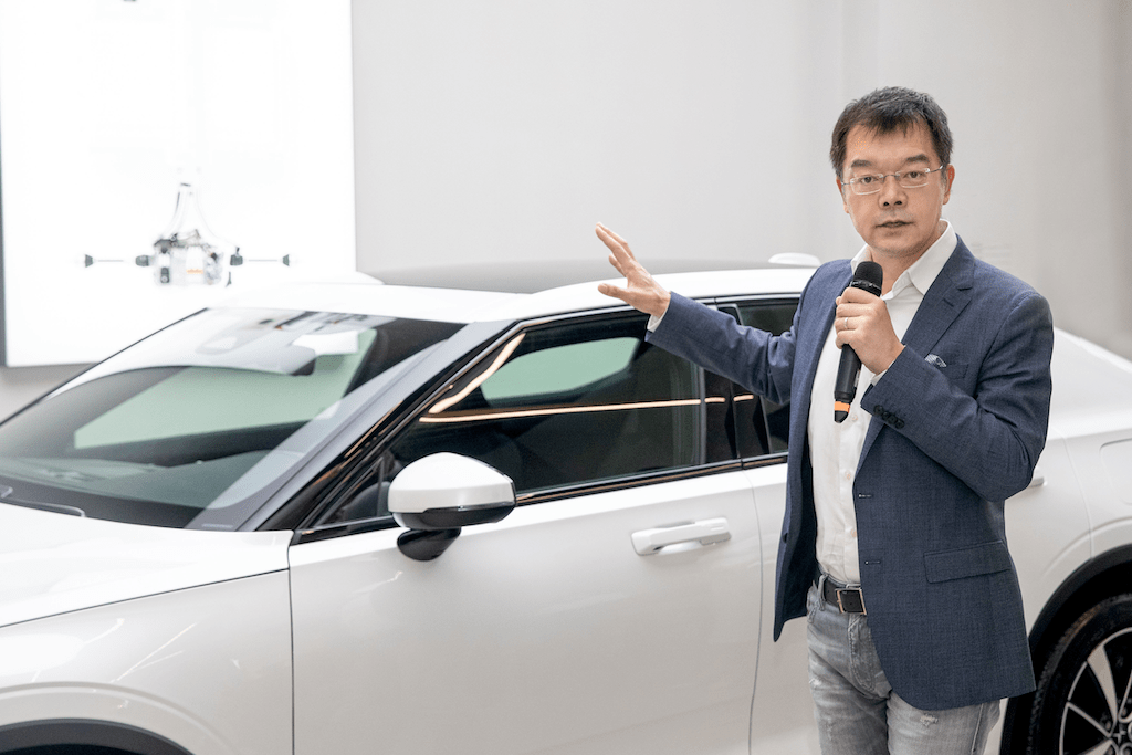 极星中国区总裁高竑先生,鸿粤集团董事长陈相宇先生以及广州首位车主