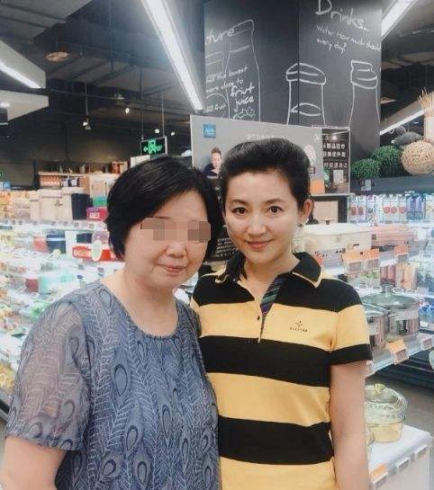 原创网友晒与王小丫合照,52岁的脸上有了皱纹,但西装打扮依然气质!