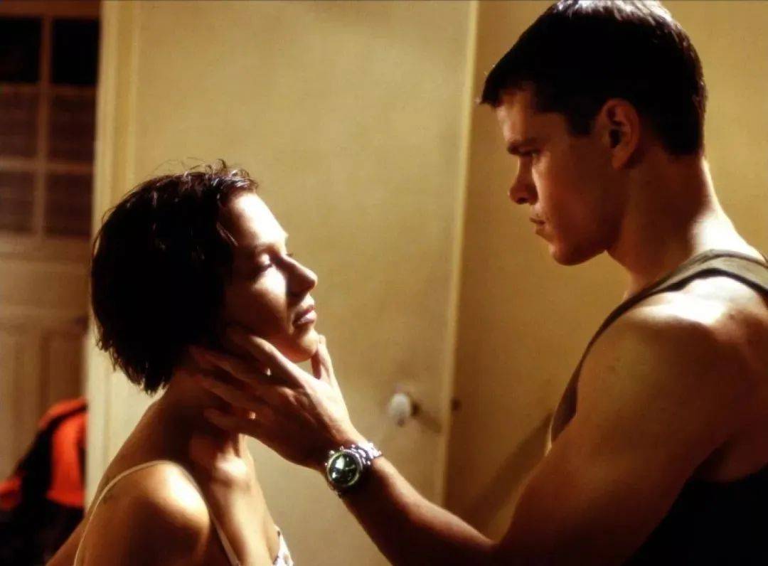 片《谍影重重》为什么用相貌如此平凡还不聪明的女主角配英雄_伯恩