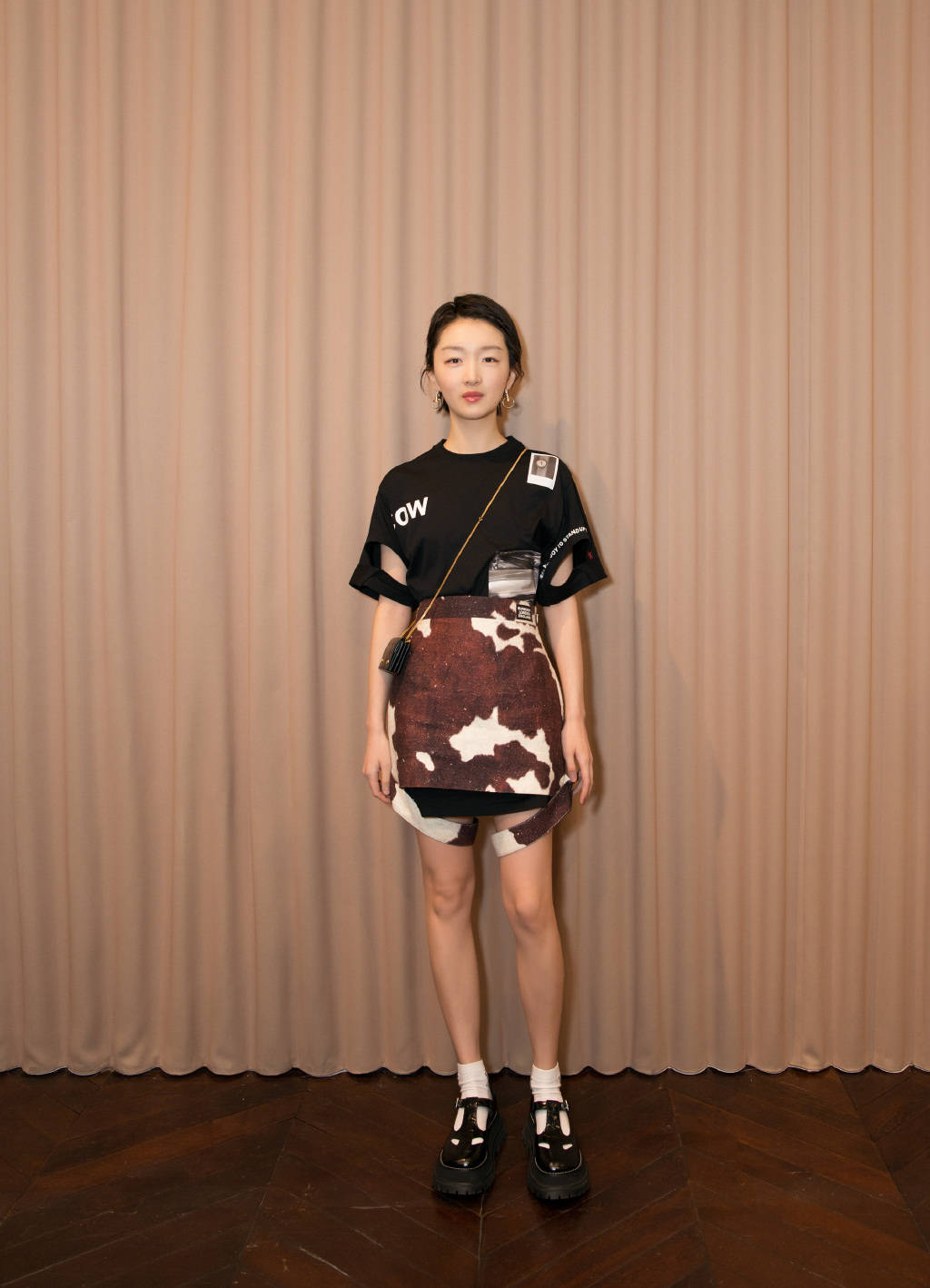 周冬雨哪像28岁,穿宽松短裤坐桌子上,秀纤细美腿俏皮又减龄