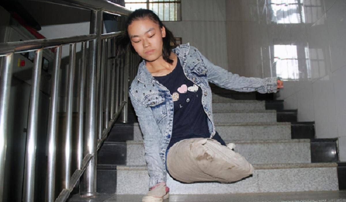 河南女孩6岁失去双腿后父母离去,用手代步求学,14年后圆大学梦