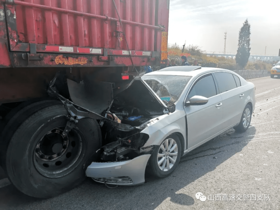 疲劳行车酿事故多亏安全带保性命