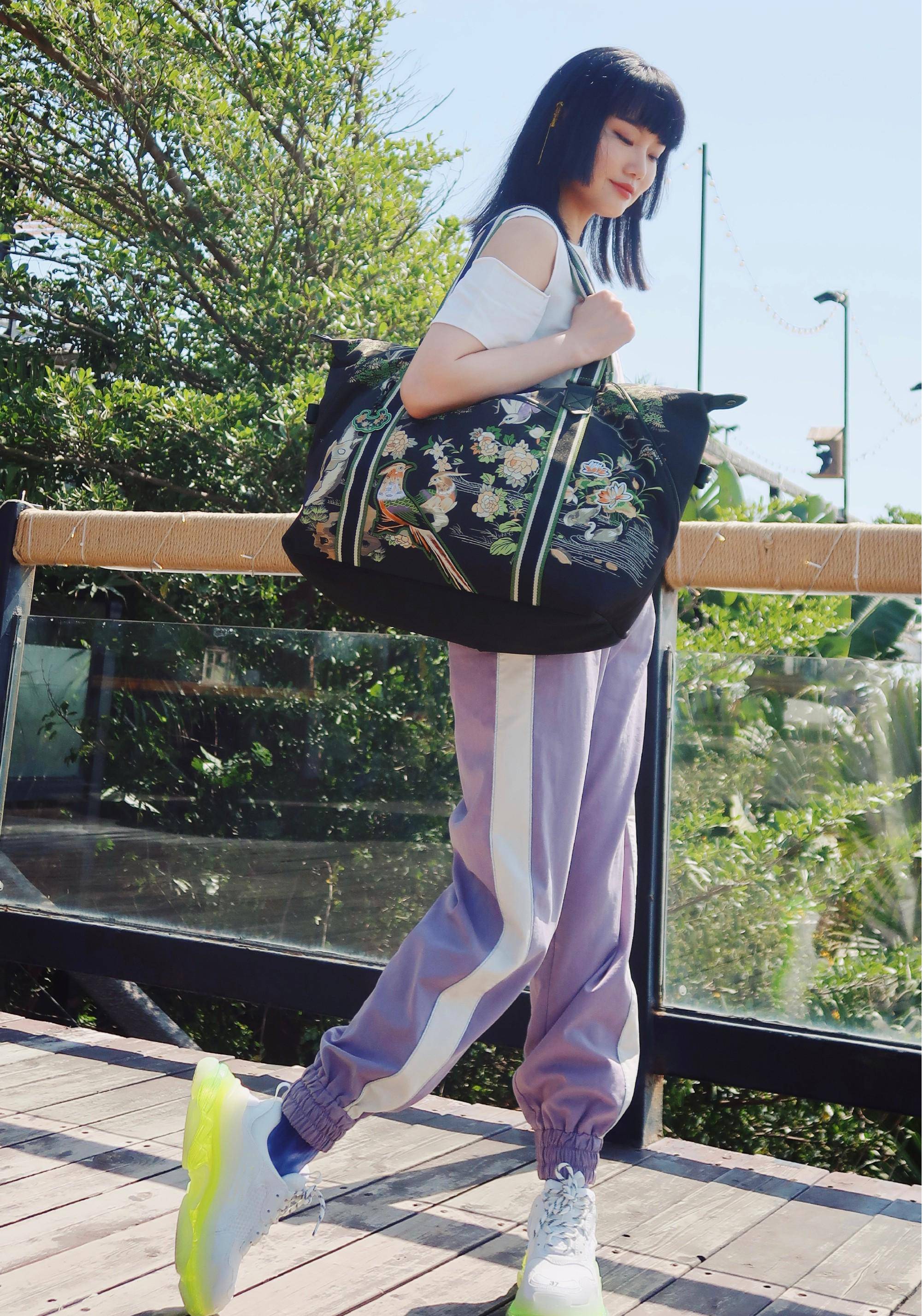 黄龄舞台摔伤后再秀造型运动休闲装状态满满花鸟包超抢眼