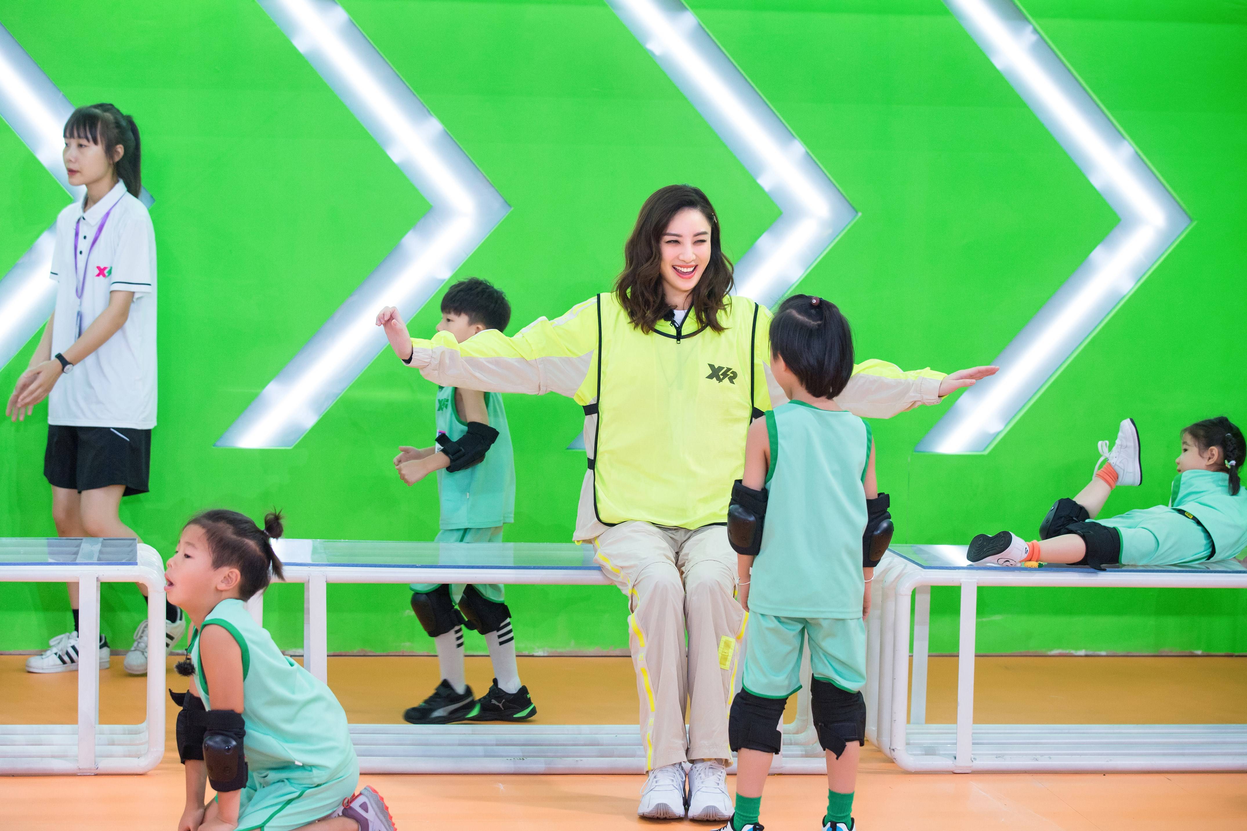 《小巨人运动会》郑希怡斜分卷发韵味十足 许佳琪扎染衬衣甜酷时髦