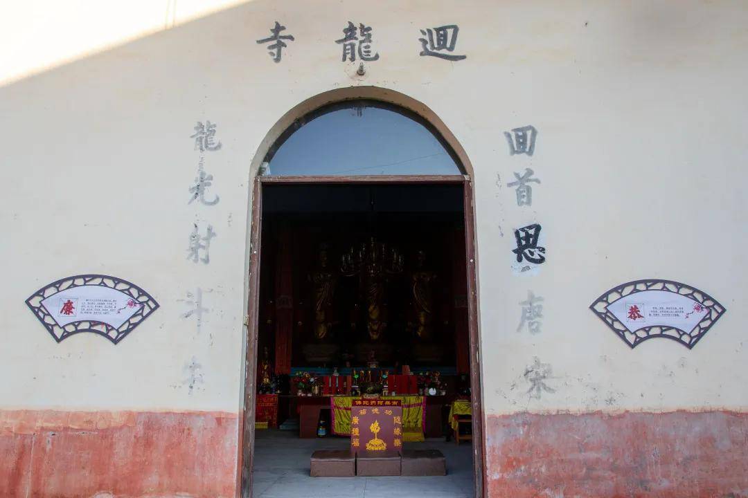 《登禅师台》:"金灯隐现古禅台,竹绕松围佛地开