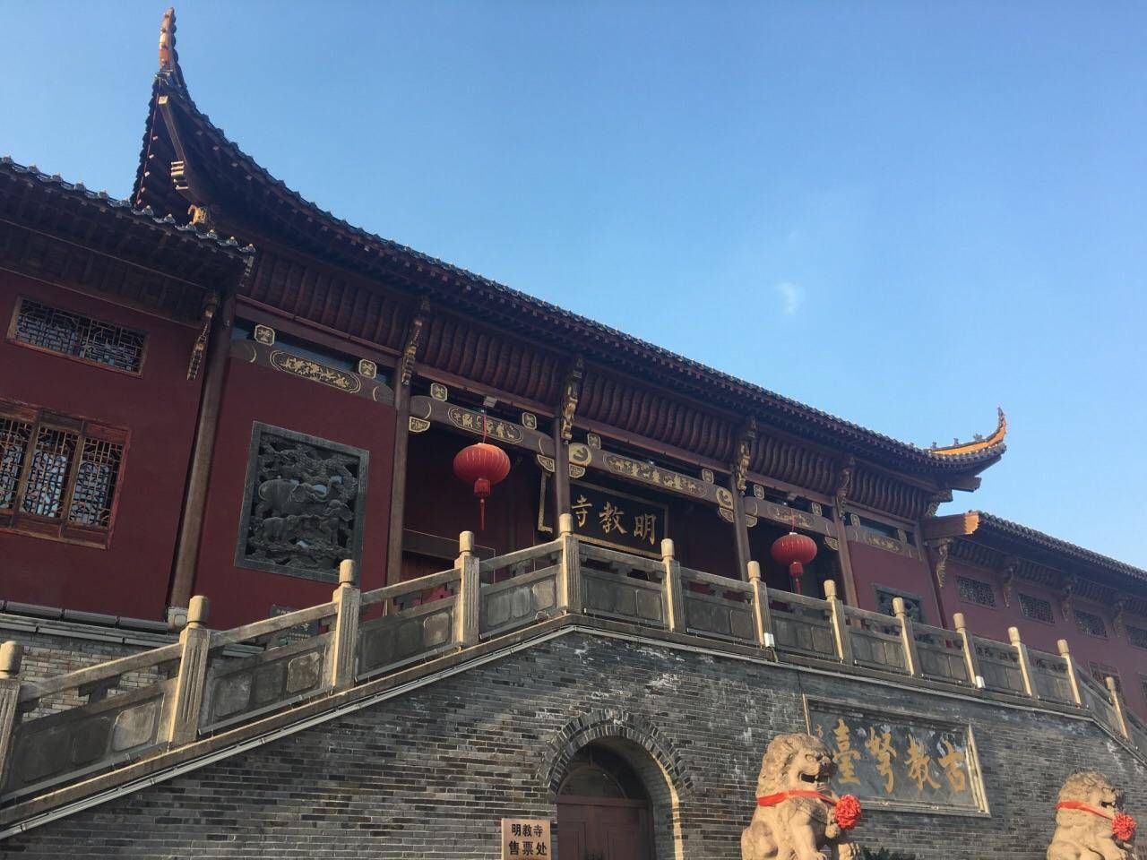 其次,其寺廟採用了明朝院式建築,所以從寺廟的建築結構和設計方式上說