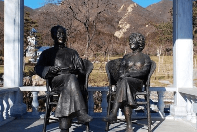 侯宝林与爱人王雅兰在天寿园的铜像.