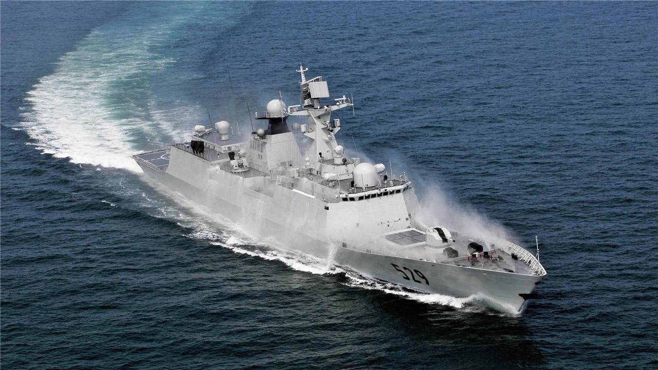 大批伊朗油轮驶向盟友,俄军舰赶来护航,美军立即下令不准拦截