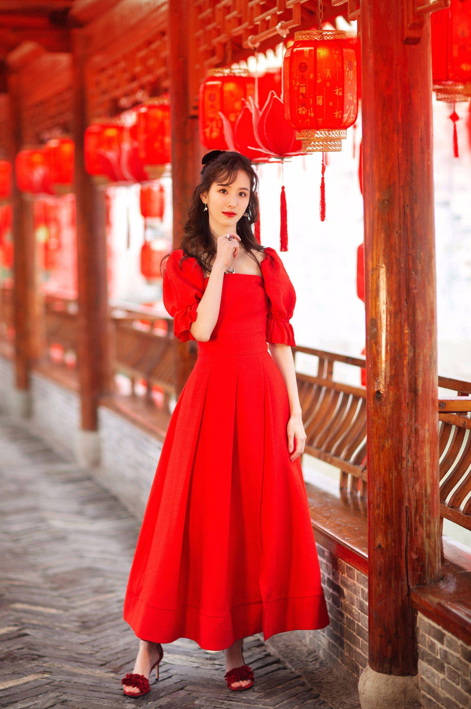 酷似奶茶妹妹的陈都灵,百花电影节上秀清纯,白色抹胸裙超仙气_红色