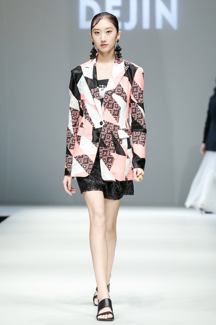 设计师周丽是一位高挑端丽的山东美人.