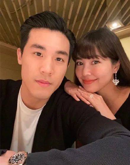 孙芸芸小姑子办迎婴派对,嫁小11岁平民怀男胎,名媛云集阵仗大_廖晓乔