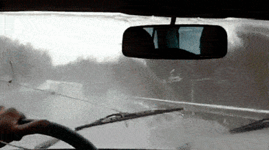 还会发出"吱吱吱"声除了刮不清之外,随着橡胶雨刮老化导致玻璃上出现