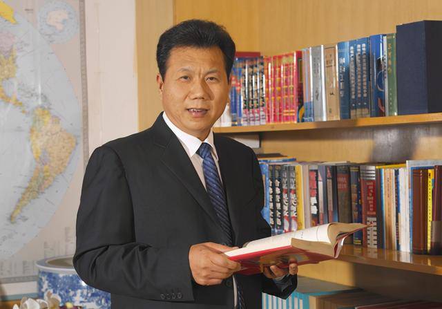 56岁老伯身价700亿亮眼_董事长