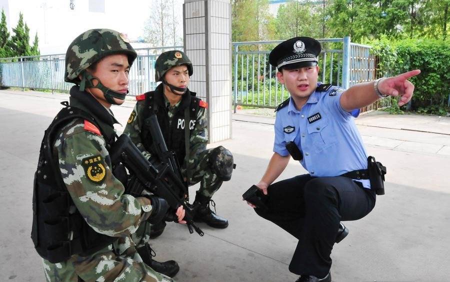 俗话说得好"军警一家亲",军人和警察都是我们重要的武装力量,但由于
