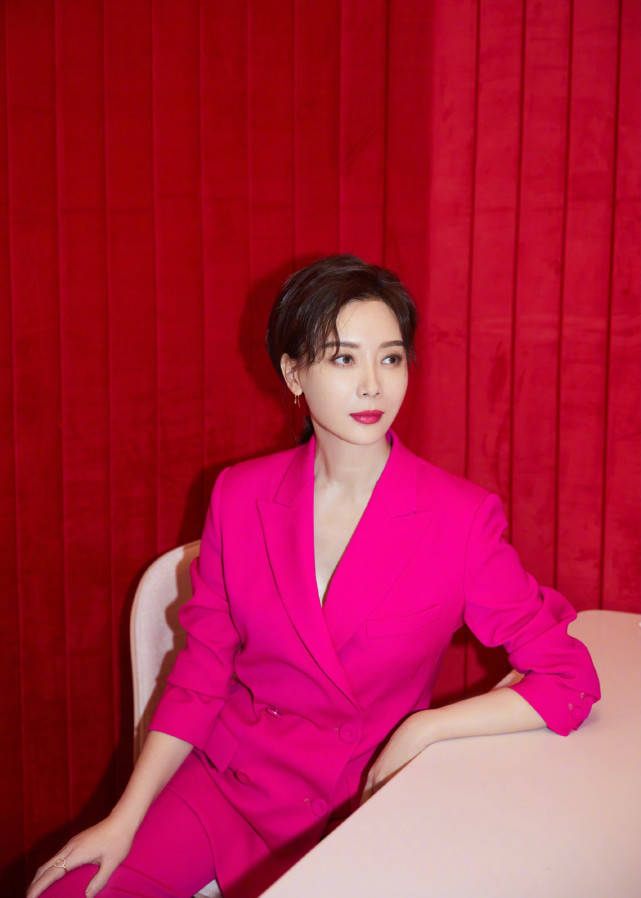 第三套:粉红色西装