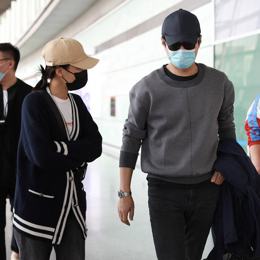 最萌身高差!靳东辛芷蕾机场巧遇 相拥道别十分有爱