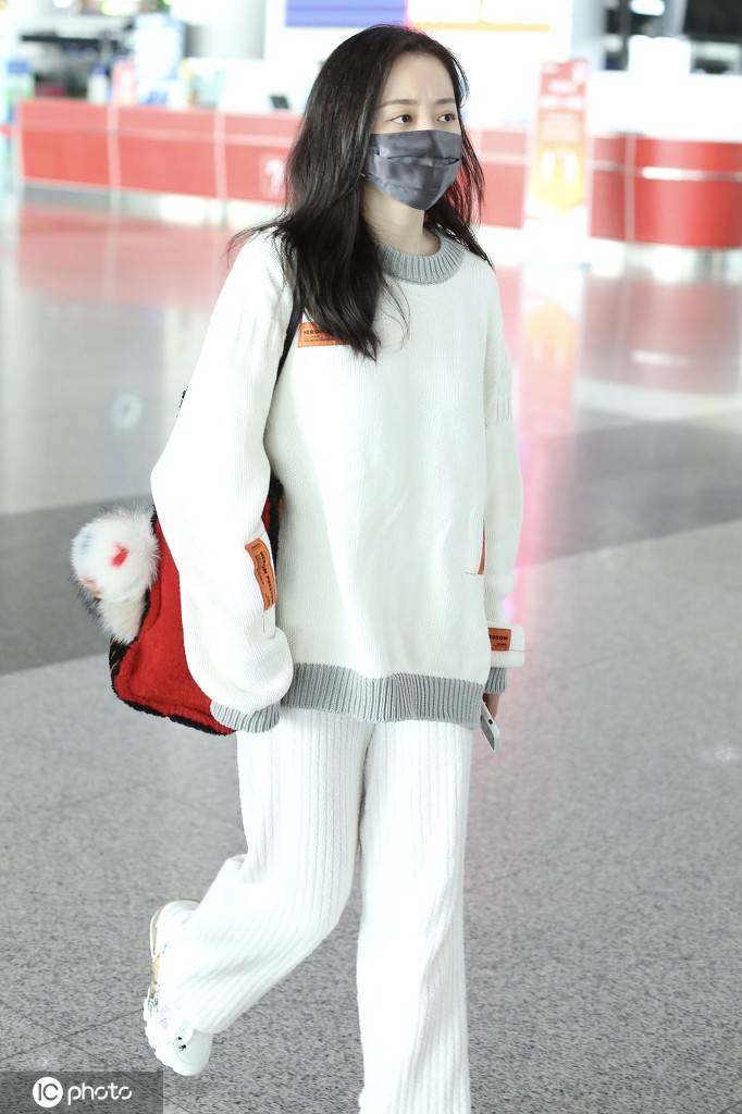 张靓颖一袭纯白毛衣现身,长发飘飘素颜文静