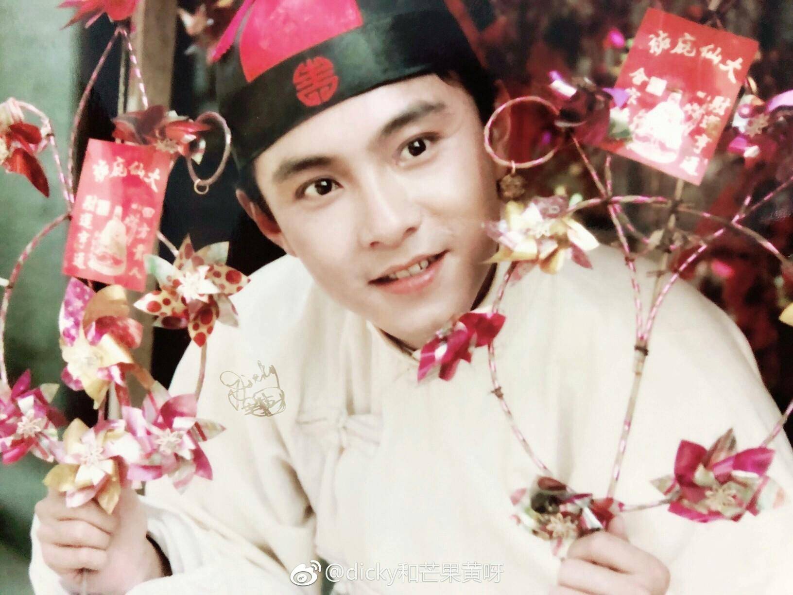 原创张卫健46岁妻子罕见露面有些衰老不过仍然漂亮老了也很文艺