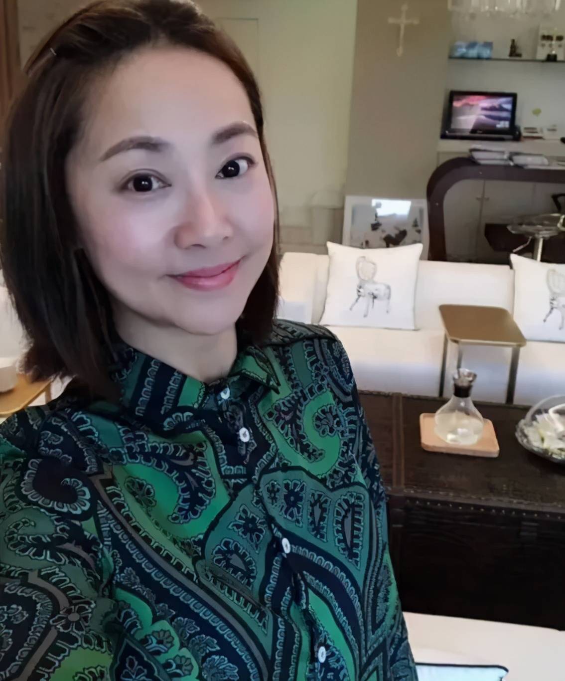 张卫健46岁妻子罕见露面,有些衰老不过仍然漂亮,老了也很文艺_张茜