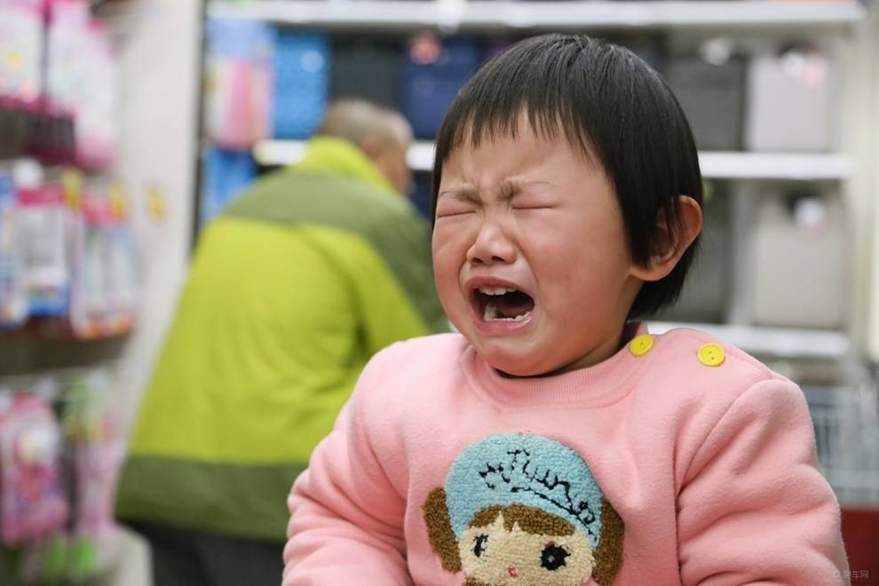 孩子大哭时比起打骂孩子父母的这3句话更管用
