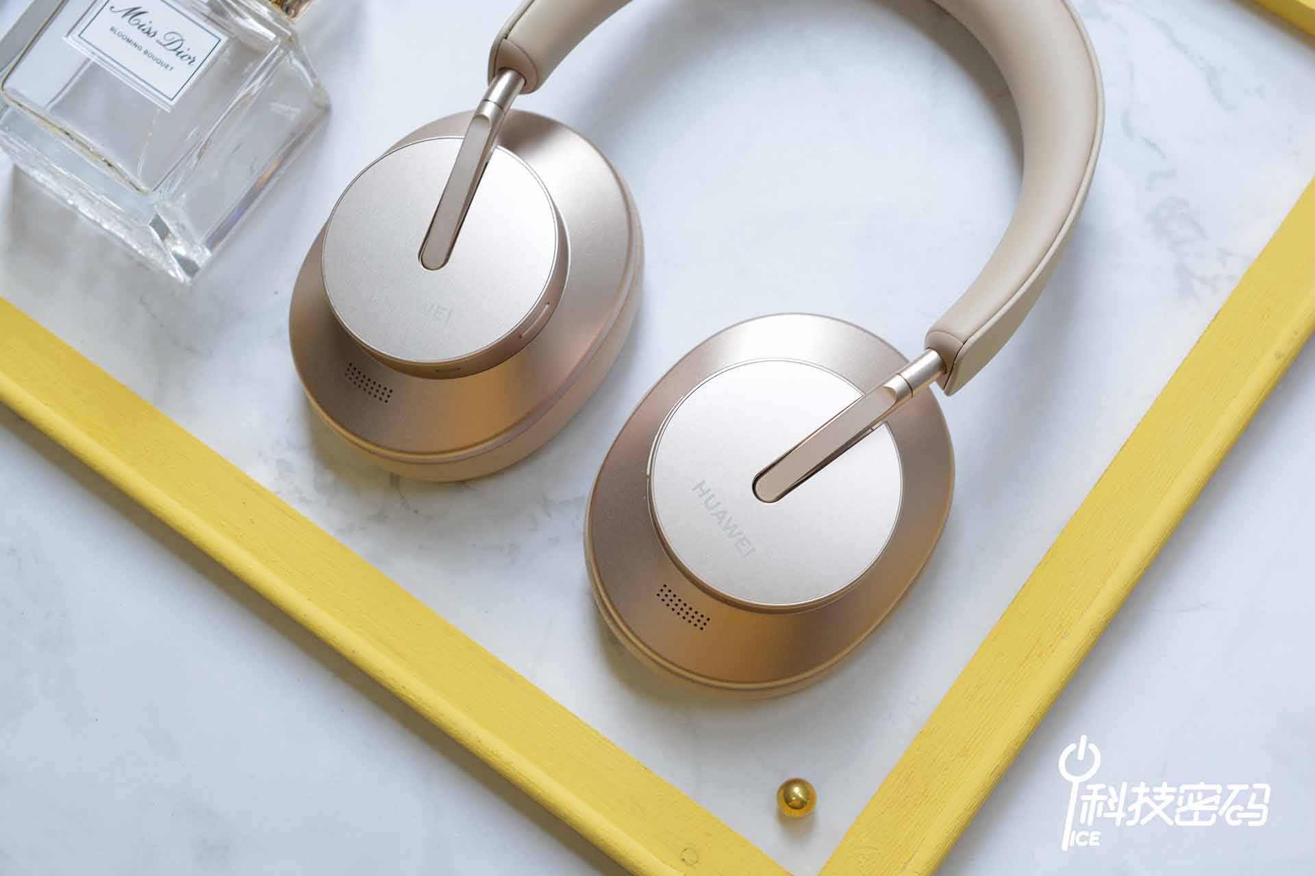 黑色典雅金色耀眼华为freebudsstudio头戴耳机图赏