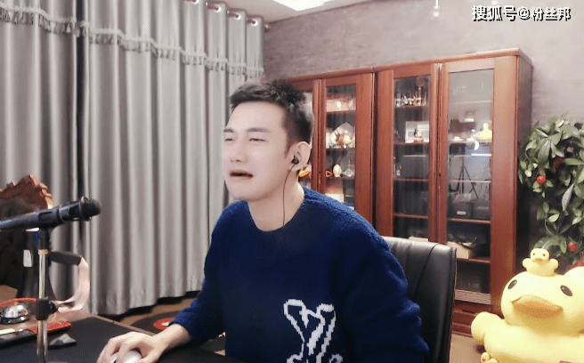 并且阿哲调侃对面,这才多大的量啊,老七都从被窝里爬起来了,又让我给