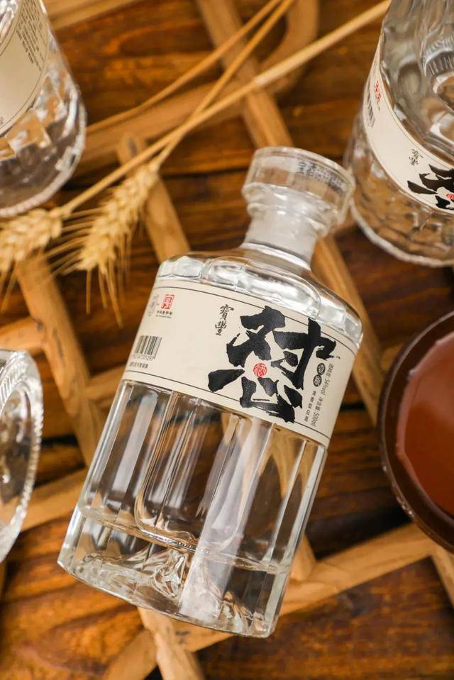 怼壹瓶酒 最近抖音上又出现了一个现象级的酒 怼壹瓶酒(怼酒) 以至于