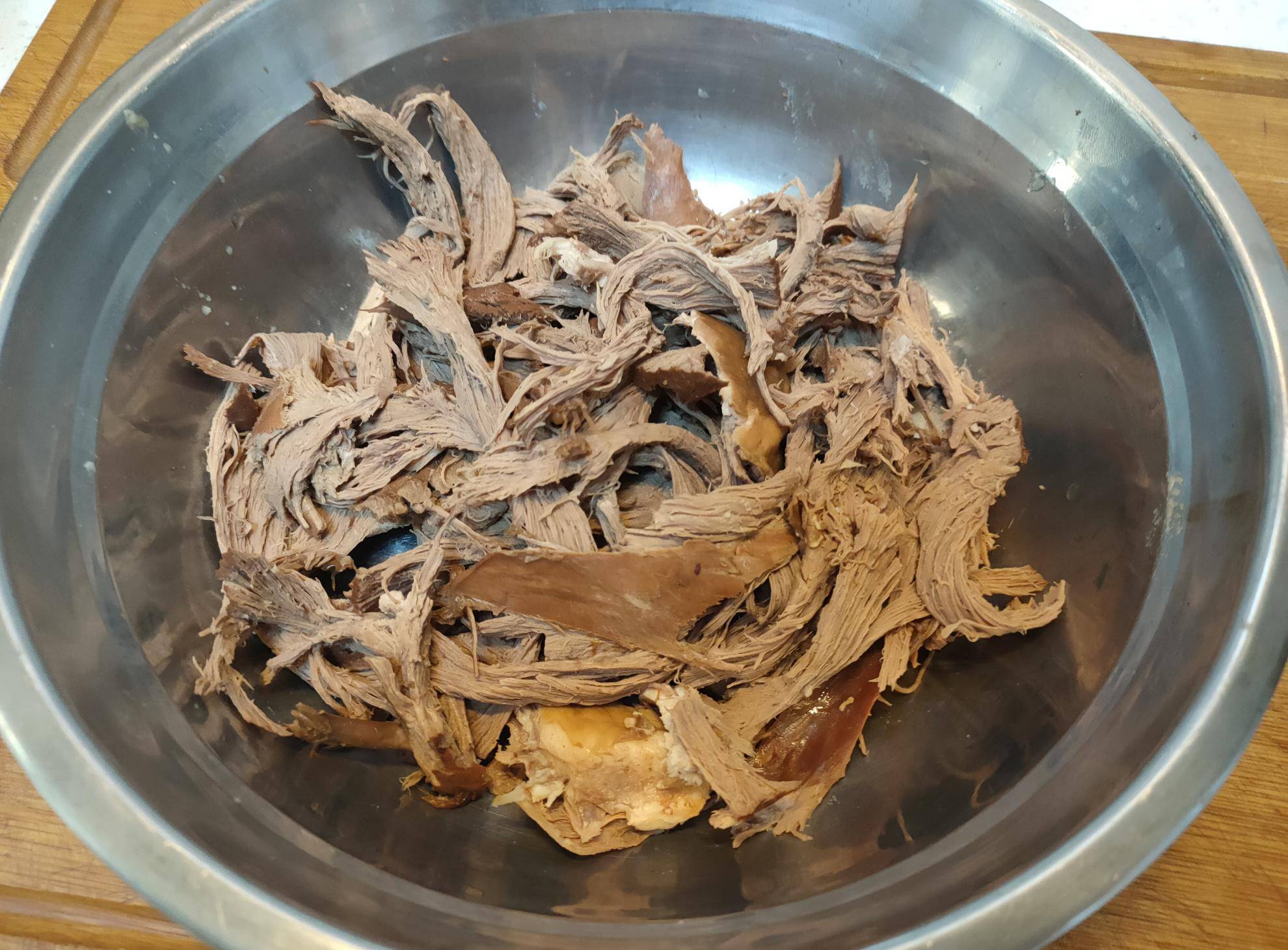 中,加入适量葱丝,香菜段,小米辣段,再加入少许生抽,陈醋,香油,白芝麻