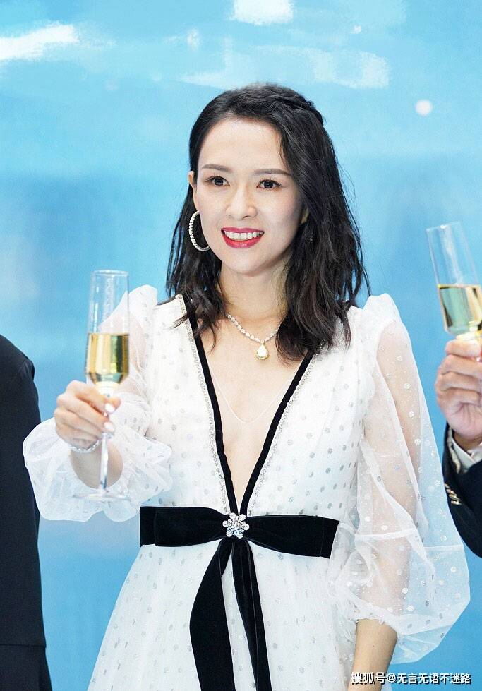 章子怡身穿深v泡泡袖亮片白纱裙造型唯美,面带甜笑优雅高贵