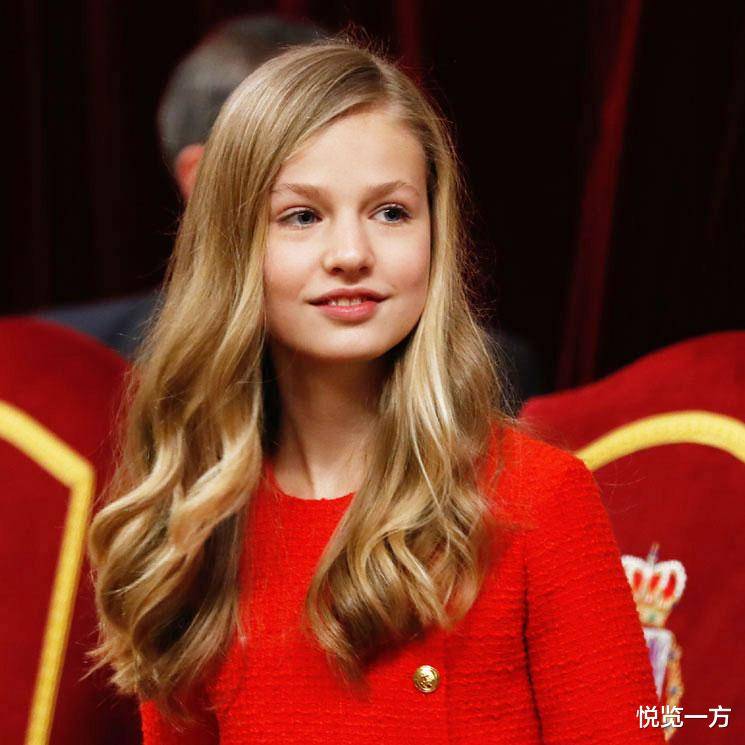 西班牙莱昂诺尔公主和索菲亚公主姐妹情深 同款表情很是吸睛