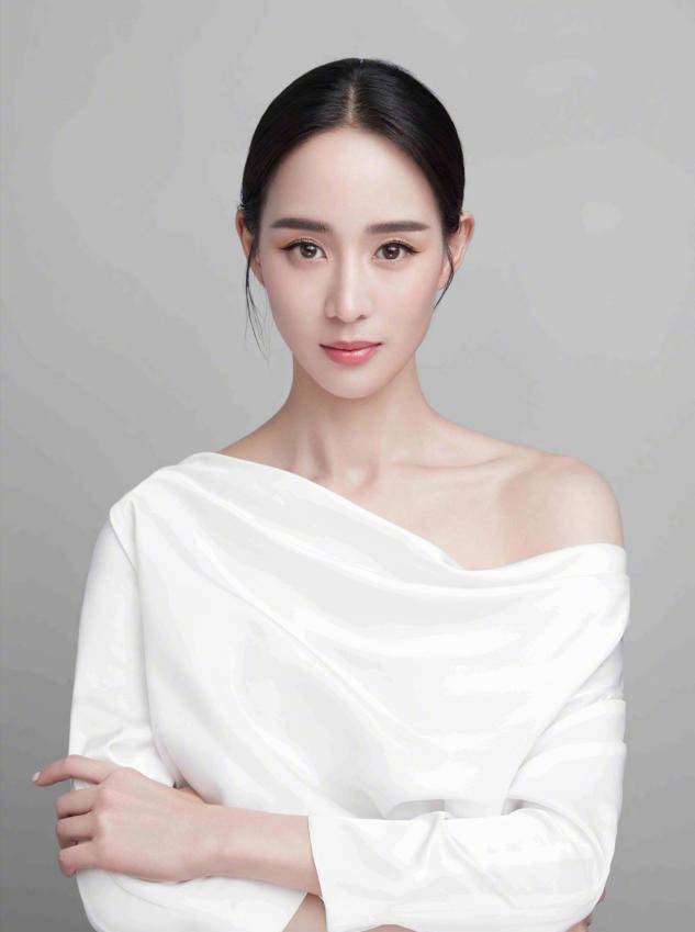 张钧甯的气质真绝了穿露肩抹胸裙高调秀出了苗条身材