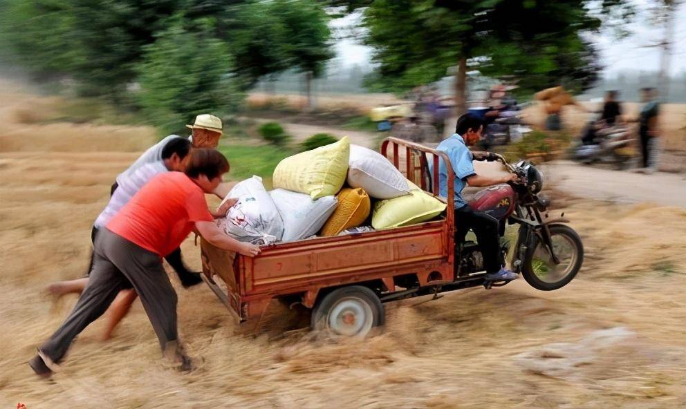 农村大爷电动车没电,儿子开奔驰拖回家,网友:再牛也要听老子的