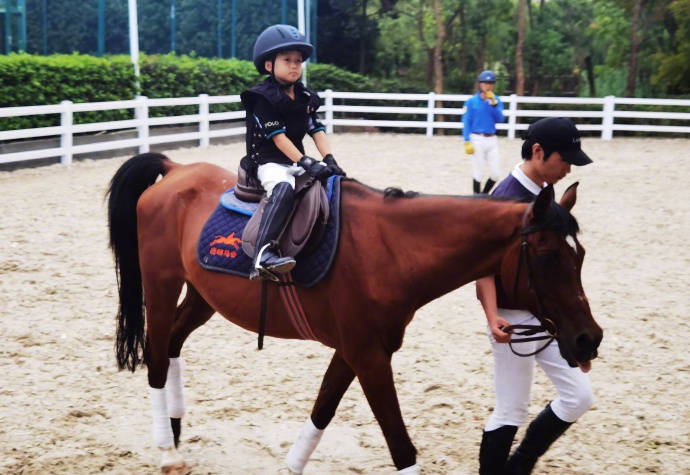 大儿子邹明轩已成长为壮实小伙. 冉莹颖儿子上马术课.