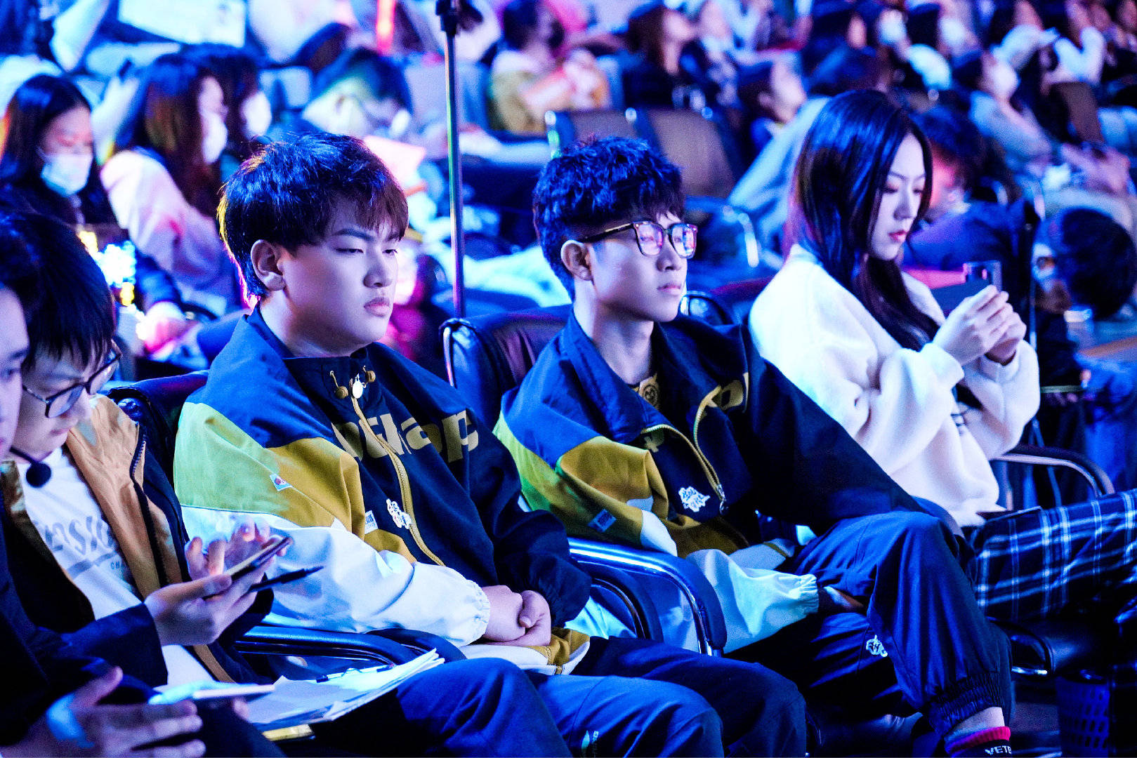 边路飞牛似乎是因为整体队伍的原因,打