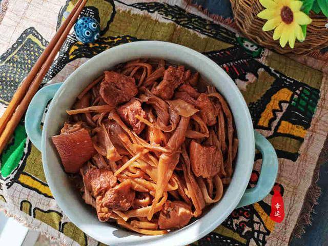 一道下饭菜肉块软嫩鲜香入味葫芦条有肉香还特别有嚼劲