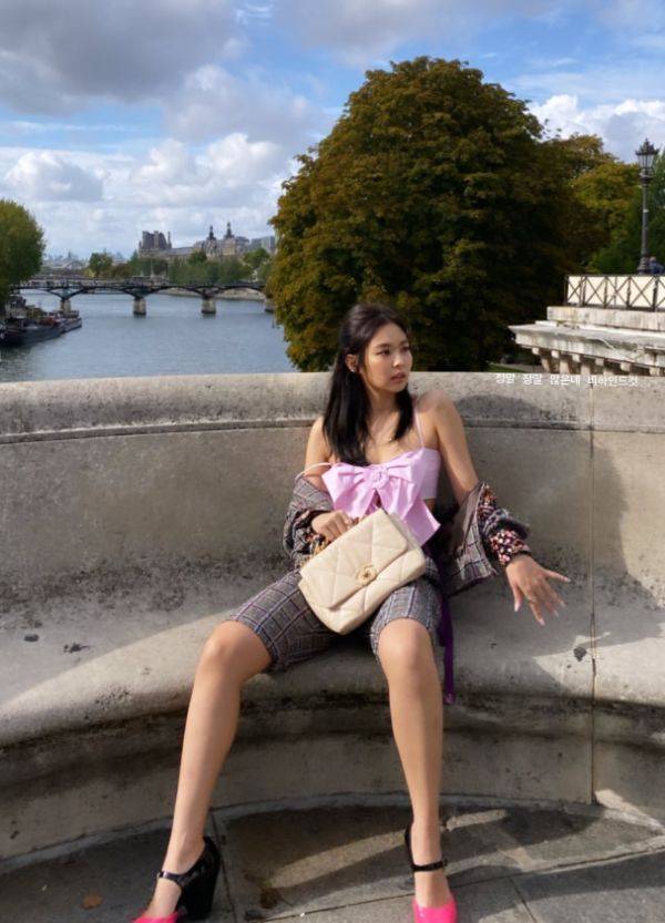 上帝吻了jennie的脸,却给她一双"萝卜腿",穿黑袜贼显腿弯