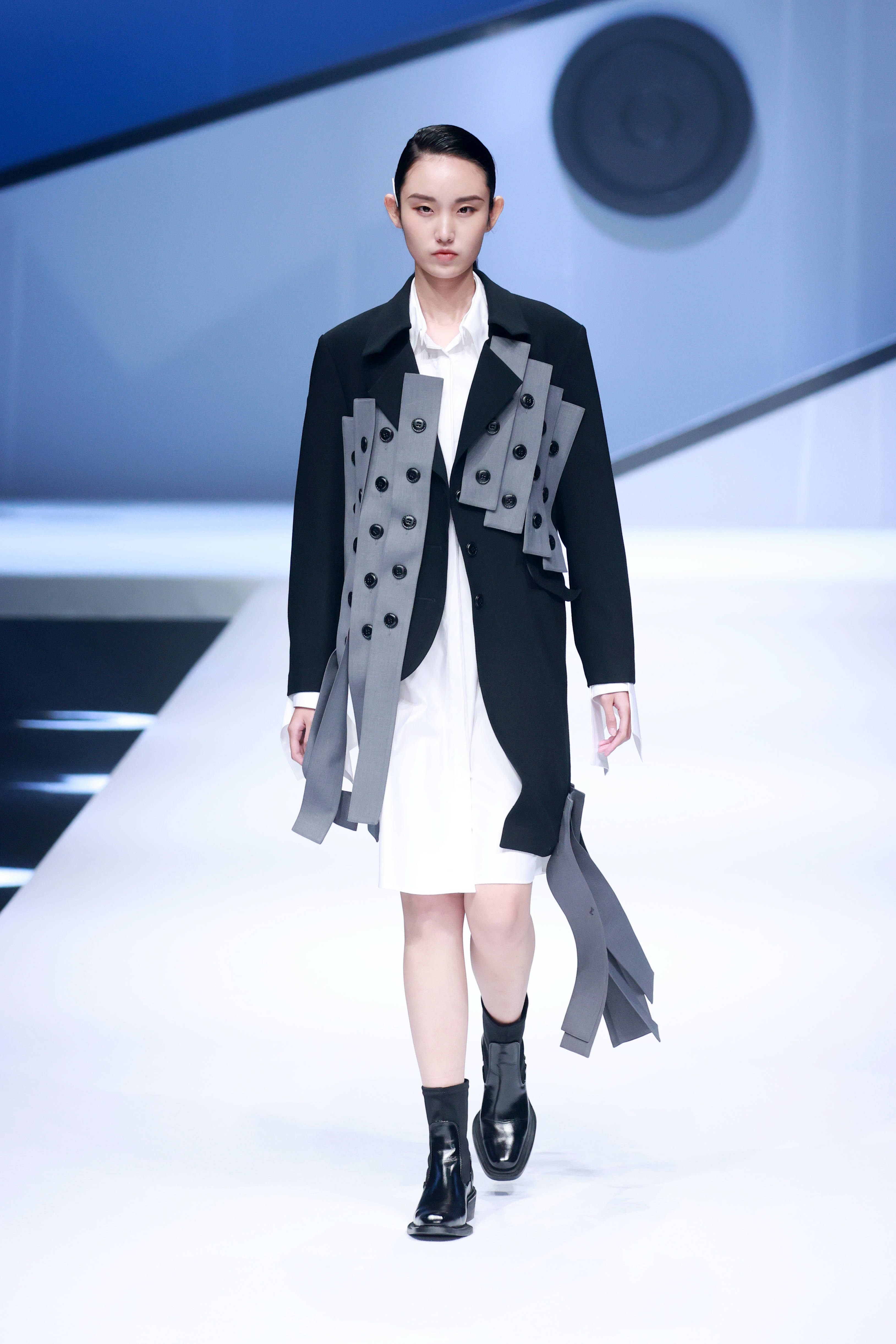 用纽扣连接时尚 设计师杨紫琪首秀中国国际时装周_手机搜狐网