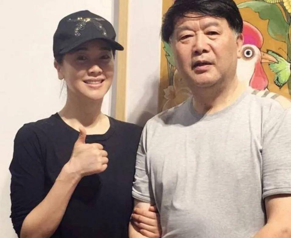 左小青被称为是"氧气美女",很自然,明媚的笑容,清纯漂亮,很有个人