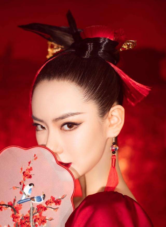 戚薇太有女王范古装也能很御姐红色造型好惊艳