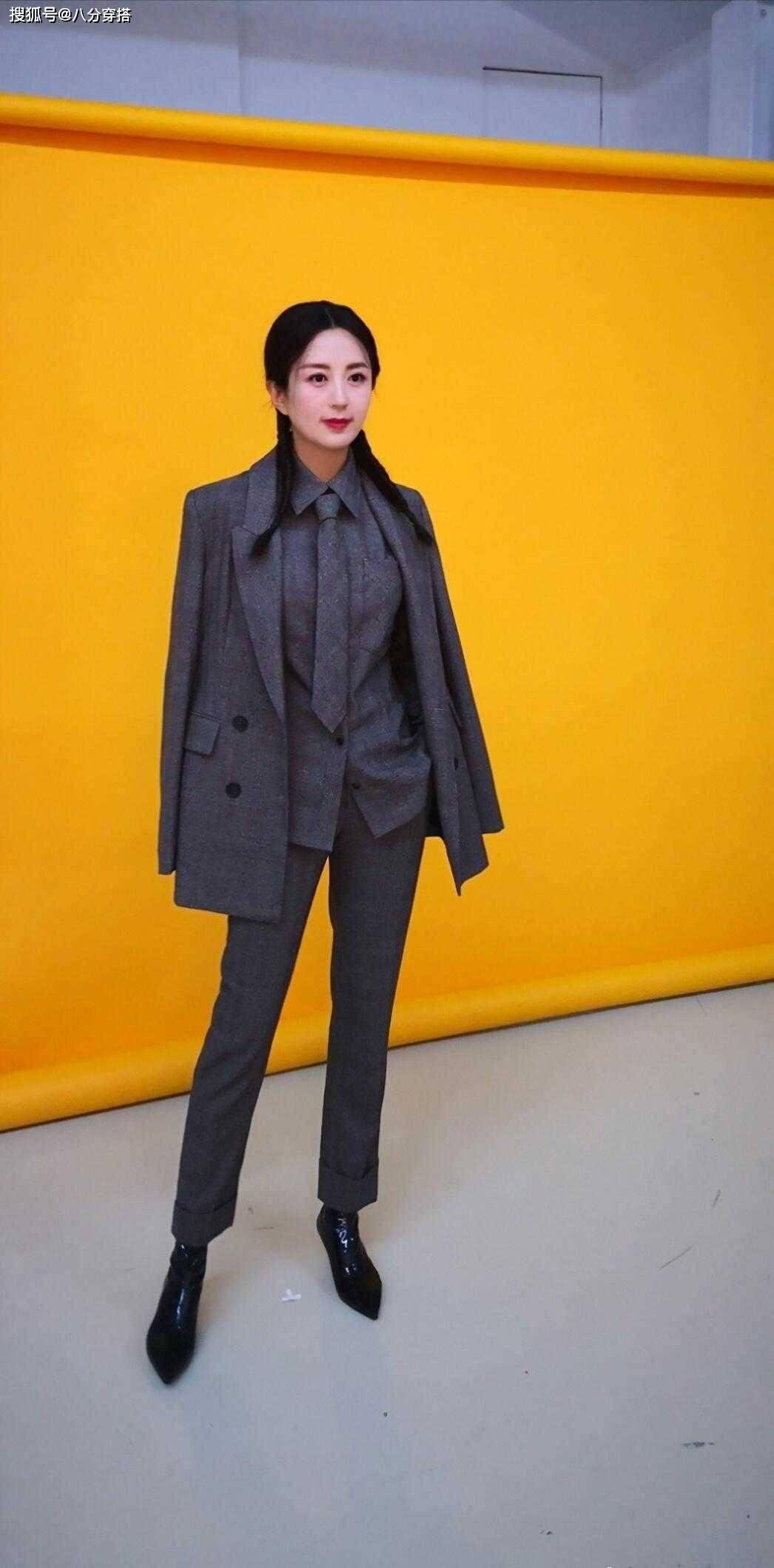 杨童舒气质好极了,穿白色连衣裙优雅温柔,满脸胶原蛋白太显嫩